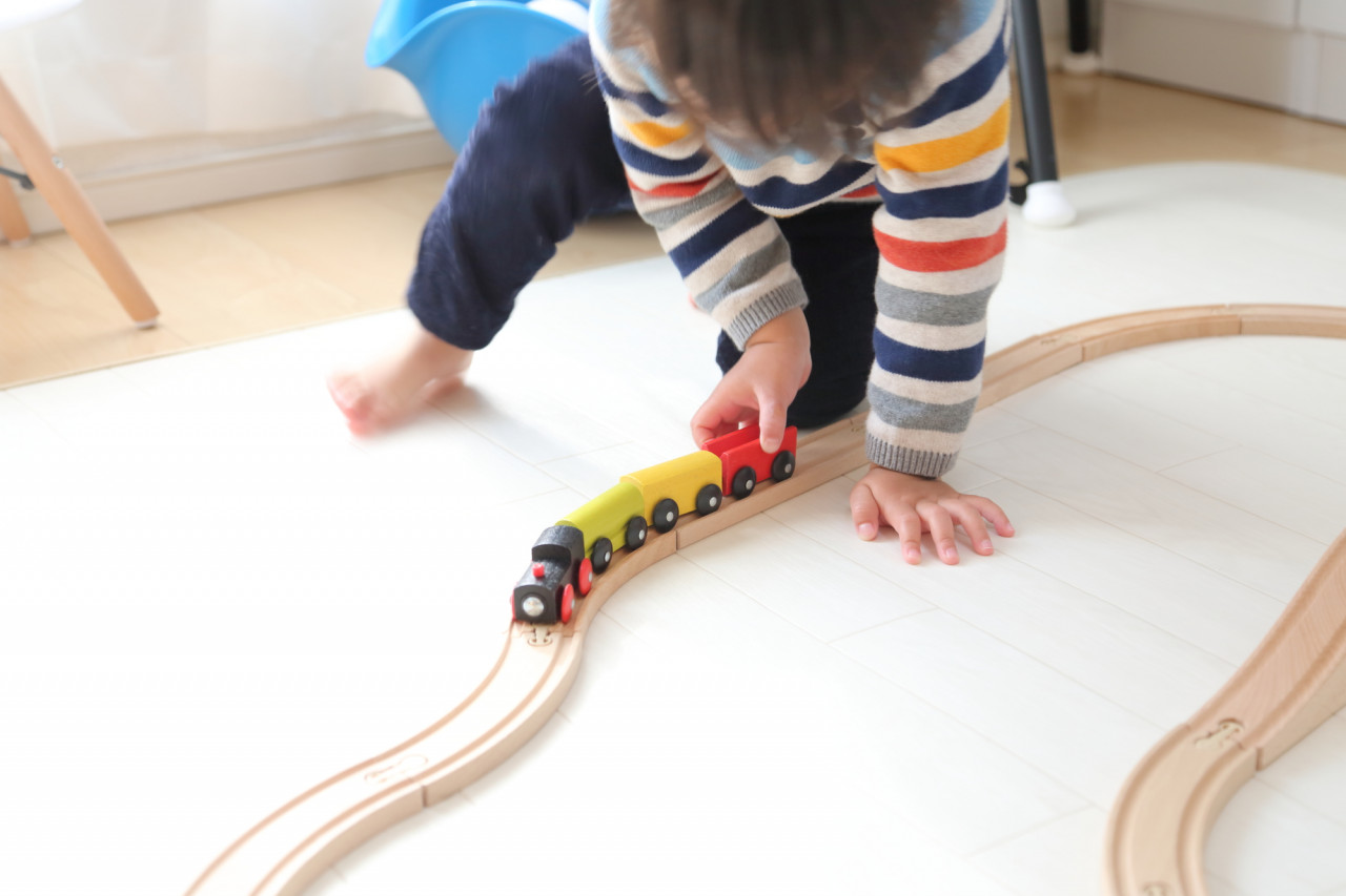 電車のおもちゃで遊ぶ子供